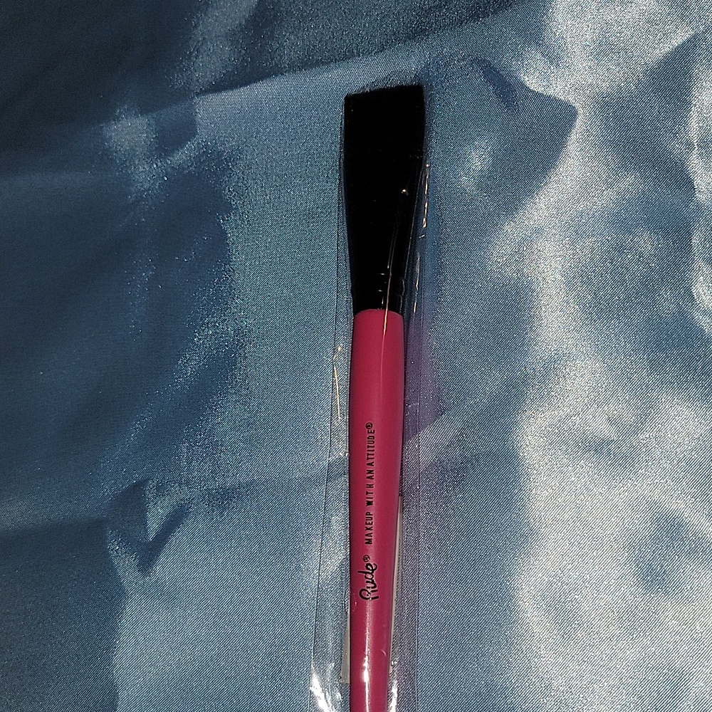 RUDE COSMETICS FLAT BRUSH